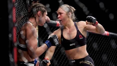 Ronda Rousey (r.) bezwang Bethe Correia