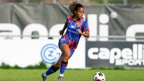 Aurélie Csillag im Trikot des FC Basel