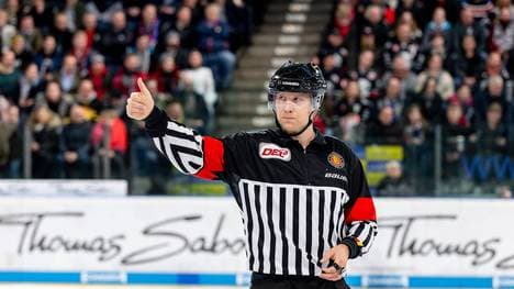 Auf den Trikots der DEL-Schiedsrichter prangt ab sofort der WWF-Panda