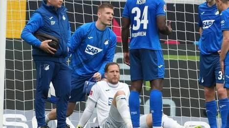 Oliver Baumann benommen am Boden