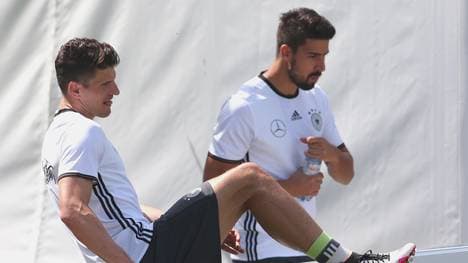 Mario Gomez (l.) spielt seit dieser Saison beim VfL Wolfsburg