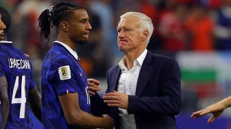 Michael Olise (l.) im Austausch mit Didier Deschamps
