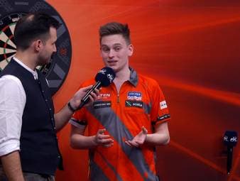Ricardo Pietreczko strauchelt in der ersten Runde des German Darts Grand Prix in München, setzt sich aber letztlich knapp gegen den Engländer Ian White durch und zieht damit in die nächste Runde ein.