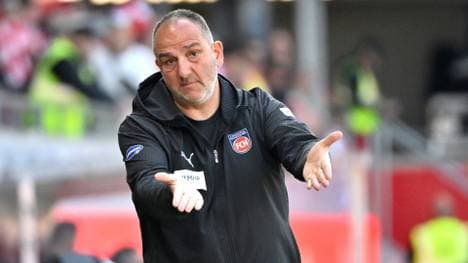 Heidenheims Trainer Frank Schmidt wurde zuletzt auch mit Schicksalsschlägen konfrontiert 