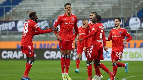 Der HSV feiert das erste Tor von Robert Glatzel