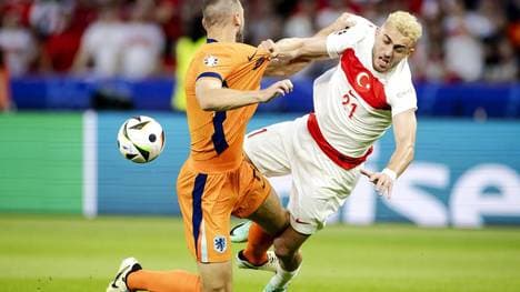 Stefan De Vrij (l.) glich für die Niederlande im EM-Viertelfinale gegen die Türkei aus