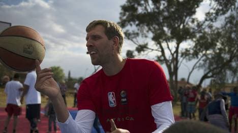 Dirk Nowitzki beim Training mit dem Nachwuchs