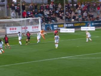 Bayer 04 Leverkusen verliert nach zwei Platzverweisen deutlich gegen den VfL Wolfsburg mit 1:5. Die Wölfinnen bleiben mit 16 Punkten erster Verfolger der Bayern-Frauen.