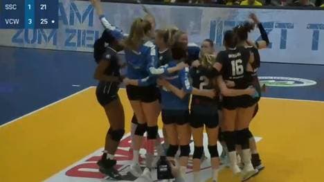 Die Spielerinnen des VC Wiesbaden feierten den Sieg in Schwerin