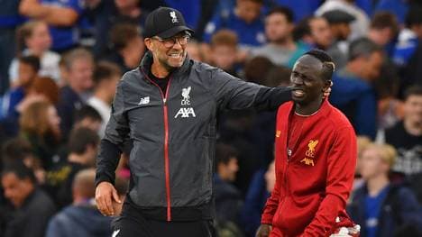 Jürgen Klopp (l.) will mit Sadio Mané und Co. weiter für Furore beim FC Liverpool sorgen