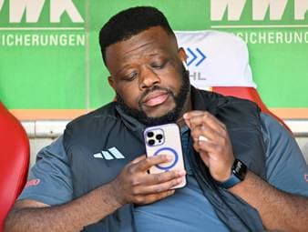 Der FC Bayern hat nun auch mit dem Trainerteam von Vincent Kompany verlängert. Der Chefcoach erklärt, warum sein Staff so wichtig ist - und klärt auch über die Zukunft von Kult-Betreuer Rodyse Munienge auf.