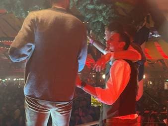 Vier Basketball-Europameister des FC Bayern lassen es auch rund anderthalb Wochen nach Gewinn des EM-Titels noch krachen: standesgemäß in Tracht auf dem Münchner Oktoberfest. 