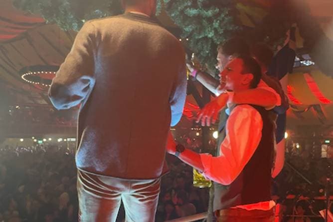 Wiesn-Party: So heiter feiern die Bayern-Stars