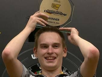 Ricardo Pietreczko schreibt Geschichte! Mit einer perfekten Doppelquote gewinnt er das Finale gegen Wright und krönt seine starke Leistung mit dem Titel.