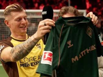 Am 12. Spieltag gastiert die Icon League in Bremen. Werder-Star Mitchell Weiser übergibt Toni Kroos ein Trikot der Bremer - dieser scherzt daraufhin, ob das ein mögliches Vertragsangebot sei.