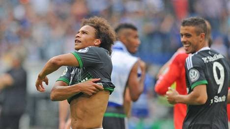 Franco Di Santo (r.) spielt Leroy Sane einen Streich