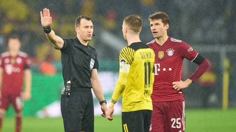 Felix Zwayer stand beim Topspiel im Mittelpunkt