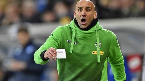 Andre Schubert gibt seinen Spielern Zettel per Anweisungen mit auf den Platz