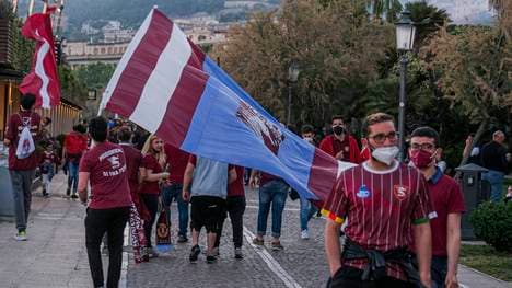 Salernitana-Fans ziehen nach dem Aufstieg durch die Stadt