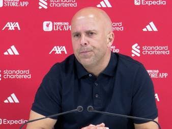 Nach dem 1:1 am letzten Premier-League-Spieltag gegen Brentford äußert sich Arne Slot zum emotionalen Abschied zweier Liverpool-Legenden.