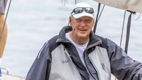 König Harald V. von Norwegen belegte 2018 bei der Segel-EM auf dem Bodensee mit 81 Jahren noch den dritten Platz