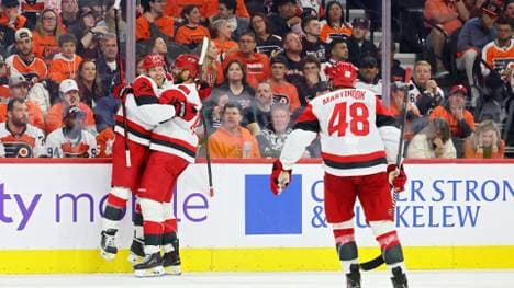 Nikolaj Ehlers und Jordan Staal jubeln für Carolina