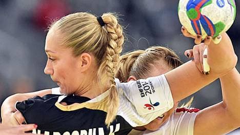 Nadja Nadgornaja (l.) traf gegen Montenegro nur ein Mal