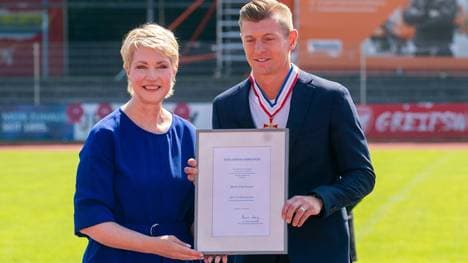 Kroos erhält den Orden von Ministerpräsidentin Schwesig