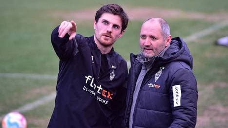 Oliver Neuville (r.) bleibt bei Gladbach