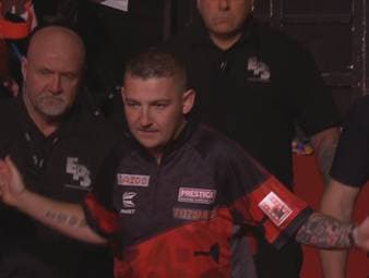 Nathan Aspinall schlägt Gerwyn Price am zwölften Spieltag der Premier League of Darts mit 6:4 und sichert sich seinen ersten Tagessieg. 