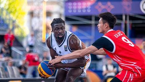 Denzel Agyeman im Duell mit China