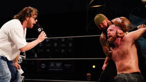 Kenny Omega (l.) und Jon Moxley treiben ihre Fehde bei AEW Revolution auf die Spitze