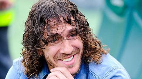 Carles Puyol wird den WM-Pokal auf den Platz tragen