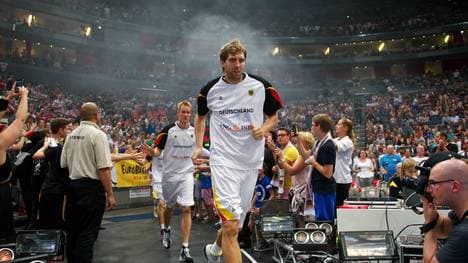 Dirk Nowitzki läuft mit dem Nationalteam ein