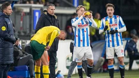 Robin van Persie steht beim SC Heerenveen an der Seitenlinie