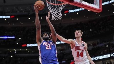 Joel Embiid (l.) feiert gegen die Chicago Bulls ein starkes Comeback