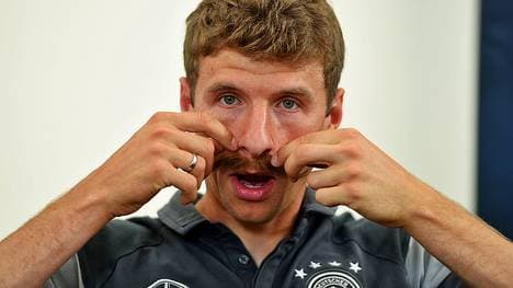 Thomas Müller klebte sich vor der EM für eine Kinder-Reporterin einen Schnurrbart an