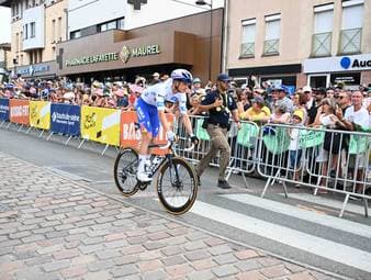 Der Belgier Tim Wellens gewinnt die 15. Etappe der Tour de France gegen seinen Landsmann Victor Campenaerts. Florian Lipowitz bleibt im Gesamtranking auf Kurs.