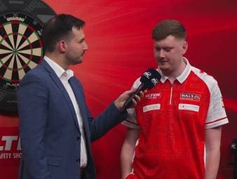 Niko Springer schlägt Kai Gotthardt im deutschen Duell bei der European Darts Trophy und zeigt sich im Anschluss sichtlich erleichtert über den Einzug in die nächste Runde.
