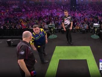 Im Finale der Darts-WM 2026 verletzt sich Gian van Veen am Finger und blutet das Board voll. In der Satzpause wird das Board schließlich ausgetauscht.