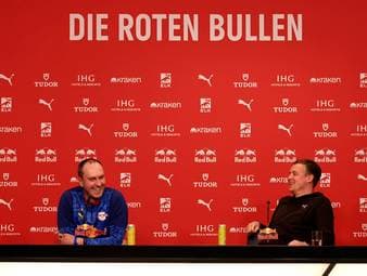 In der Ostsee läuft weiterhin die Rettungsmission für Buckelwal "Timmy". Plötzlich werden auch Kiels Trainer Tim Walter und Leipzigs Coach Ole Werner zu diesem Thema befragt.