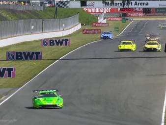 Manthey-Pilot Ayhancan Güven holt in Oschersleben den ersten DTM-Sieg seiner Karriere und schafft Historisches.