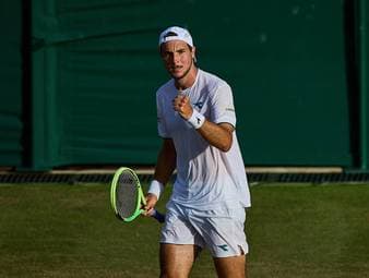 Jan-Lennard Struff schreibt weiter an seinem persönlichen Wimbledon-Märchen und steht im Viertelfinale. Derweil verabschiedet sich bei den Damen die Titelfavoritin aus dem Turnier. 
