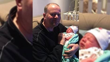 Endlich vereint: Raymond van Barneveld und sein Enkel