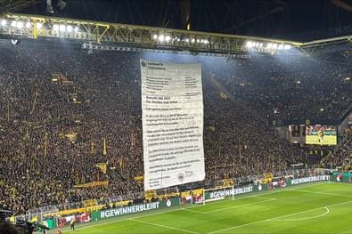 Riesiger Brief im BVB-Stadion