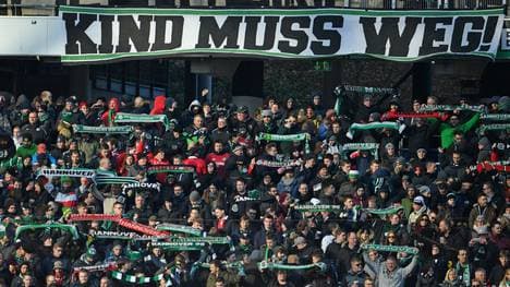 Einige Anhänger von Hannover 96 protestieren gegen Präsident Martin Kind