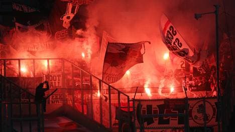 Stuttgarter Anhänger fackeln im Gästeblock beim Spiel in Gladbach Pyrotechnik ab
