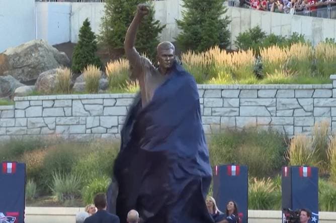 Statue enthüllt! So sieht die Brady-Skulptur aus