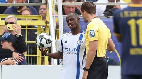 Schalke-Profi Christopher Antwi Adjei (l.) im Gespräch mit dem Schiedsrichter
