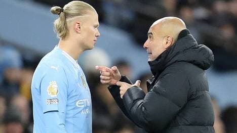 Pep Guardiola (r.) gibt Erling Haaland wichtige Ratschläge